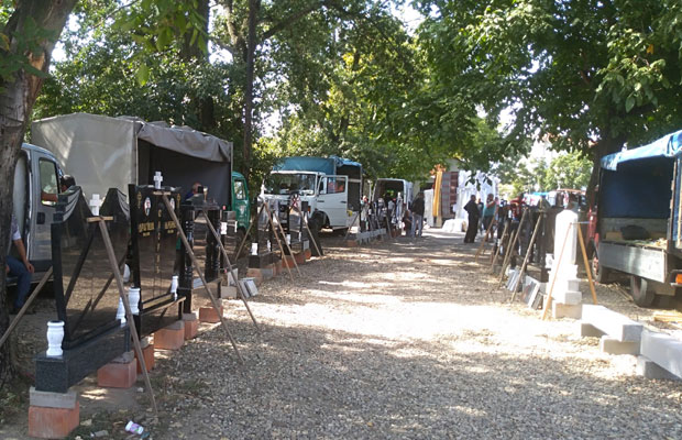 Споменике продају на бувљаку